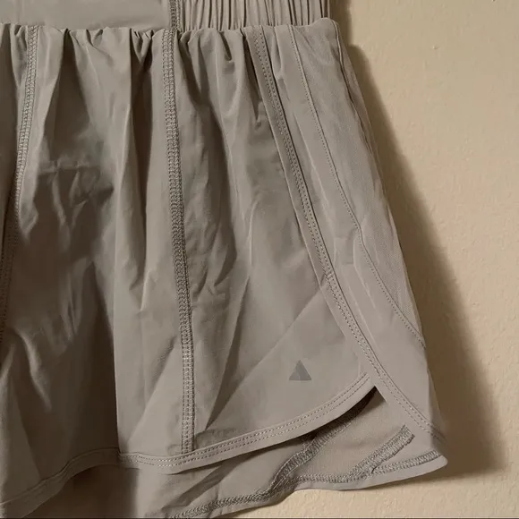 BALANCE ATHLETICA Breeze Workout Shorts in Fog