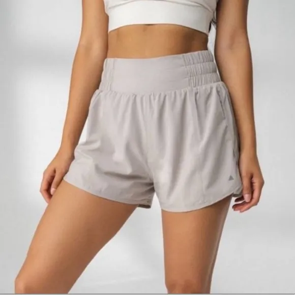 BALANCE ATHLETICA Breeze Workout Shorts in Fog