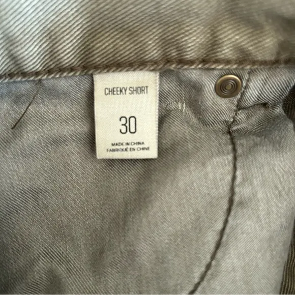 BDG | Cheeky Shorts in Military Green