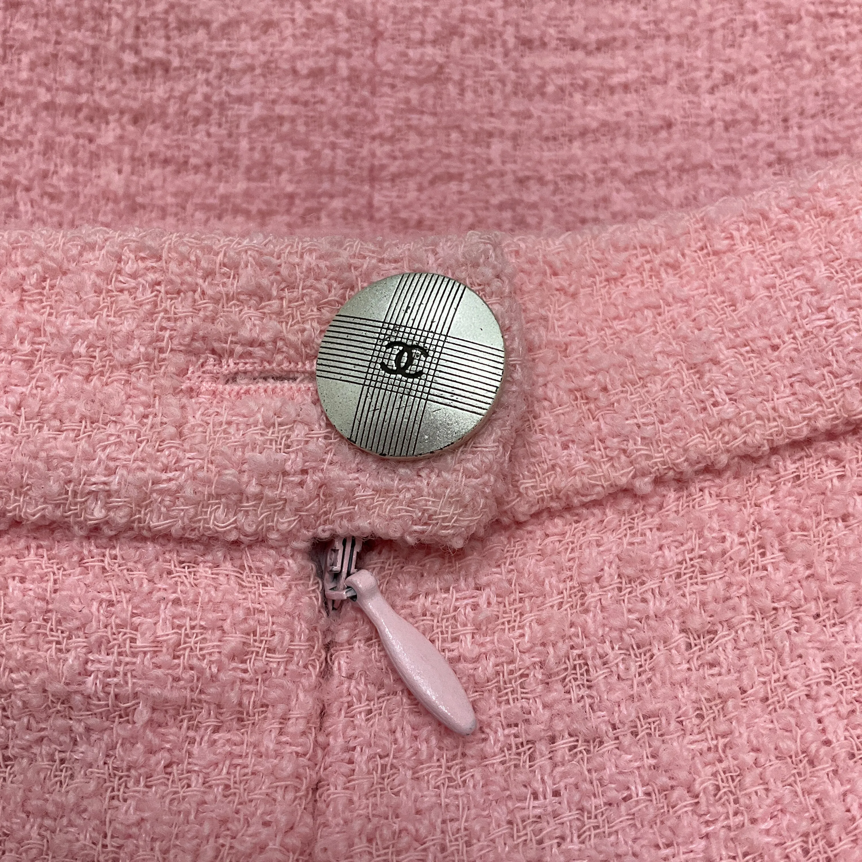 Chanel Boutique Vintage 1998 Pink Classic CC Logo Button Boucle Tweed Skirt
