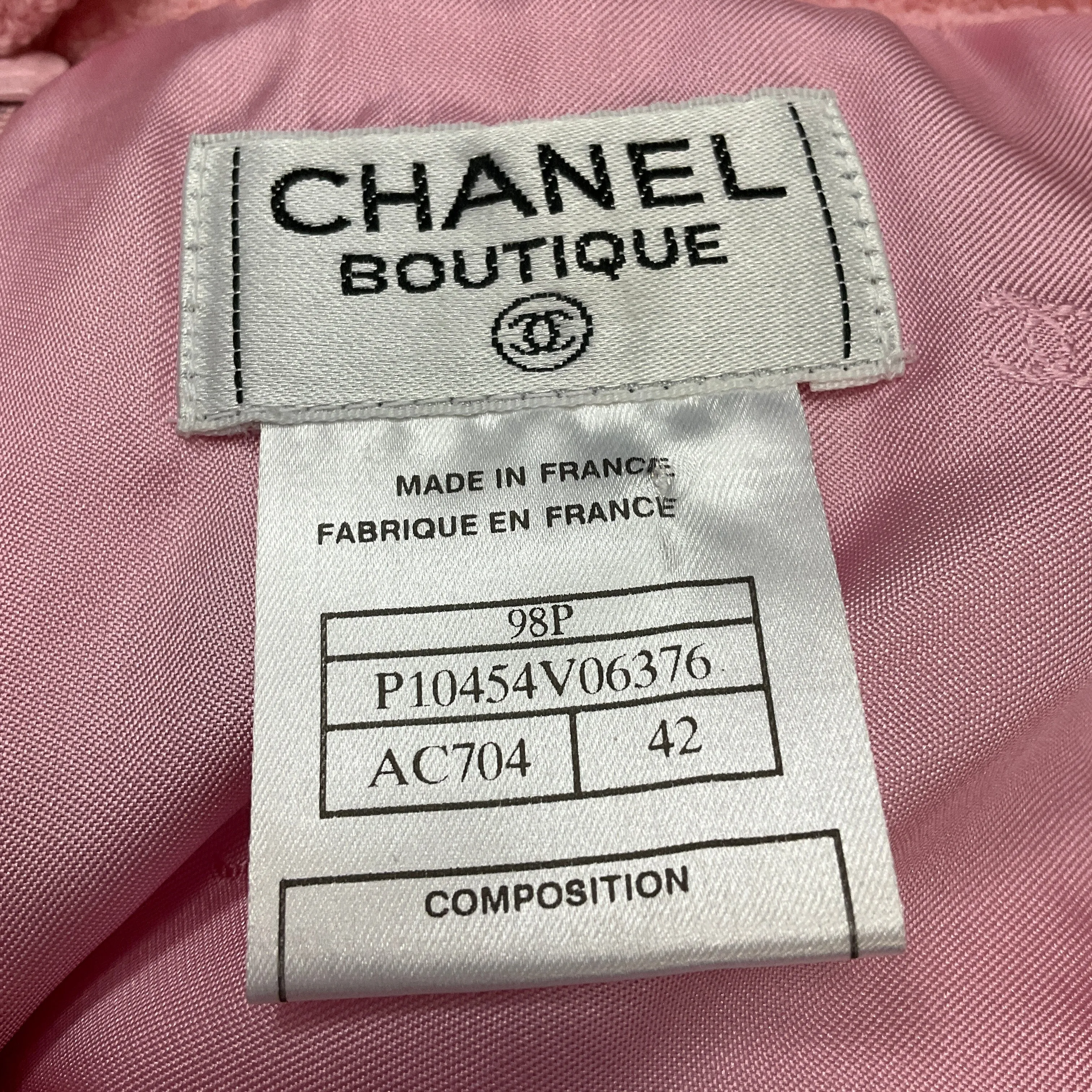 Chanel Boutique Vintage 1998 Pink Classic CC Logo Button Boucle Tweed Skirt