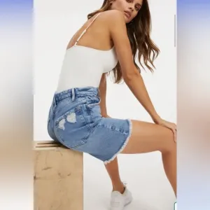 Good American 90s Icon High Waist Bermuda Shorts in INDIGO073.