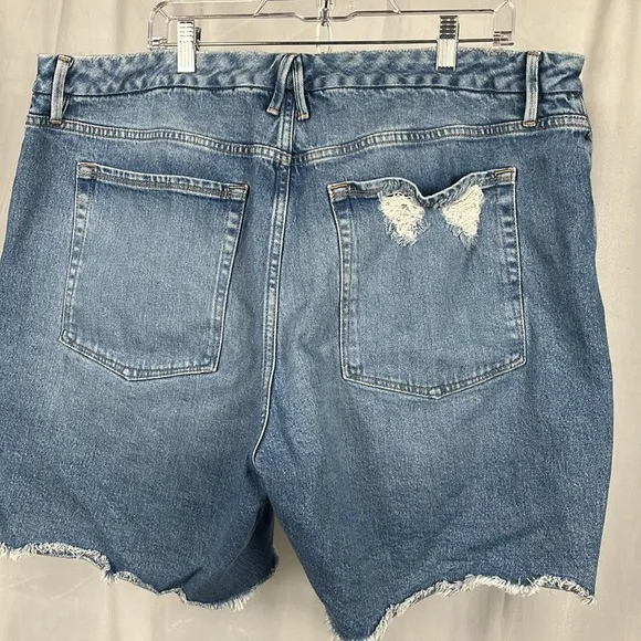 Good American 90s Icon High Waist Bermuda Shorts in INDIGO073.
