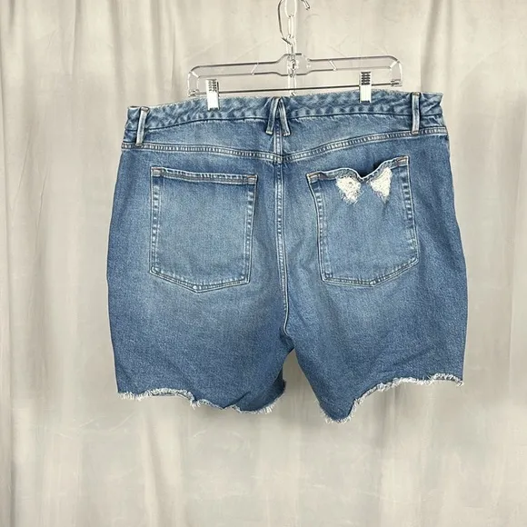 Good American 90s Icon High Waist Bermuda Shorts in INDIGO073.