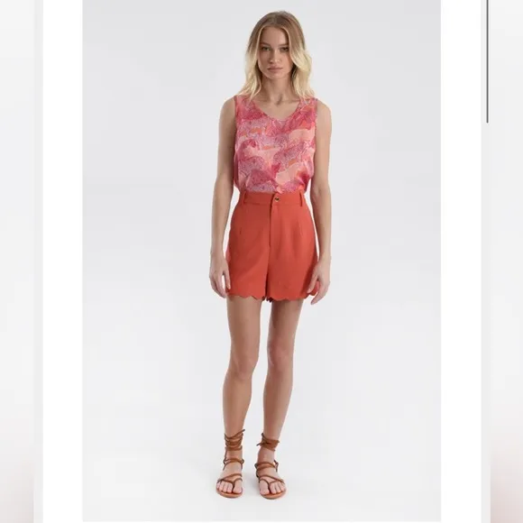 HIGH WAIST SHORTS WITH SCALLOPED BOTTOM