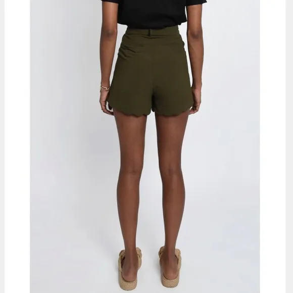HIGH WAIST SHORTS WITH SCALLOPED BOTTOM