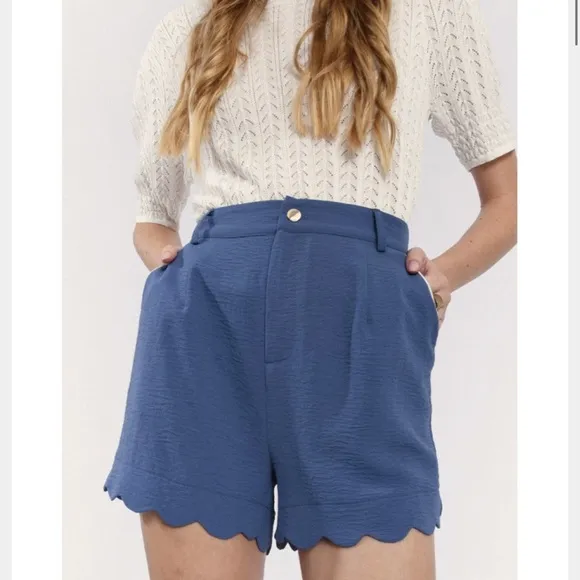HIGH WAIST SHORTS WITH SCALLOPED BOTTOM