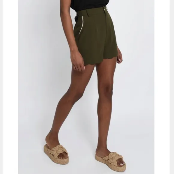 HIGH WAIST SHORTS WITH SCALLOPED BOTTOM