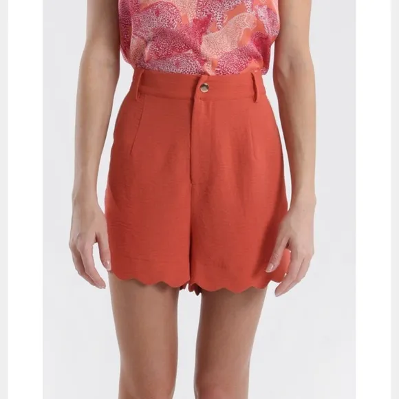 HIGH WAIST SHORTS WITH SCALLOPED BOTTOM