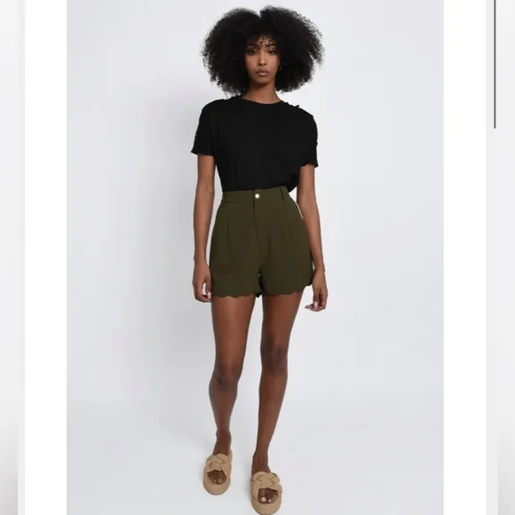 HIGH WAIST SHORTS WITH SCALLOPED BOTTOM