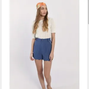 HIGH WAIST SHORTS WITH SCALLOPED BOTTOM