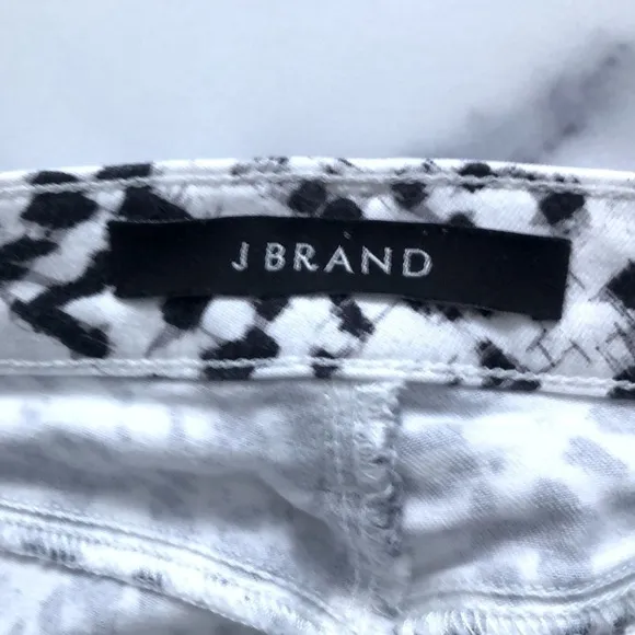 J BRAND Women's Shorts Labyrinth Print Black White Stretch Size 25