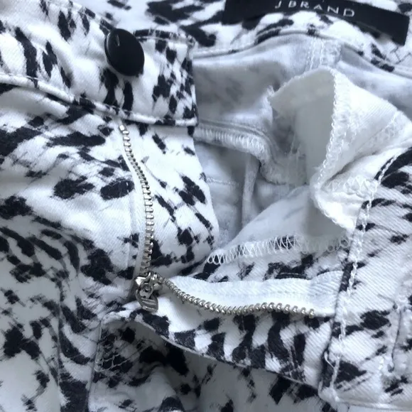 J BRAND Women's Shorts Labyrinth Print Black White Stretch Size 25