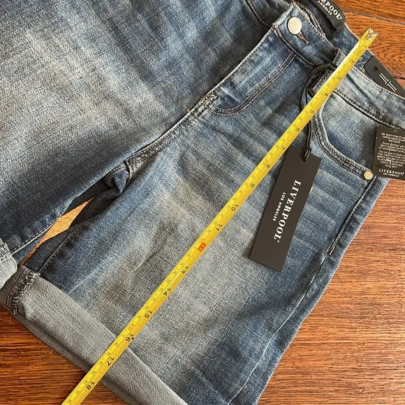 Liverpool Girlfriend blue denim jean shorts 6/28 Bermuda NWT rolled hem