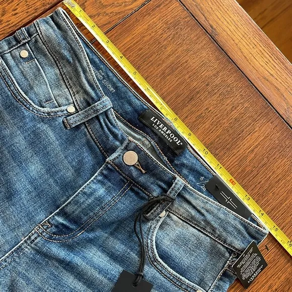 Liverpool Girlfriend blue denim jean shorts 6/28 Bermuda NWT rolled hem