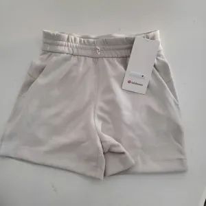 Lululemon Softstreme High-Rise Short 4&quot; NEW color: bone size 2
