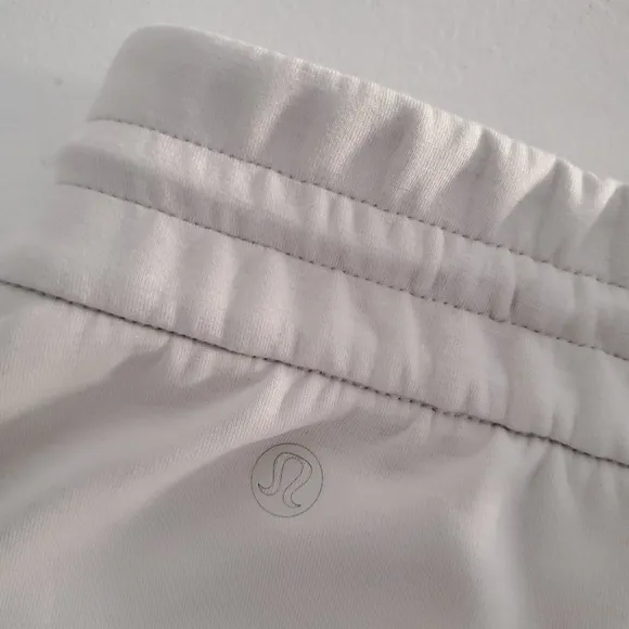 Lululemon Softstreme High-Rise Short 4&quot; NEW color: bone size 2