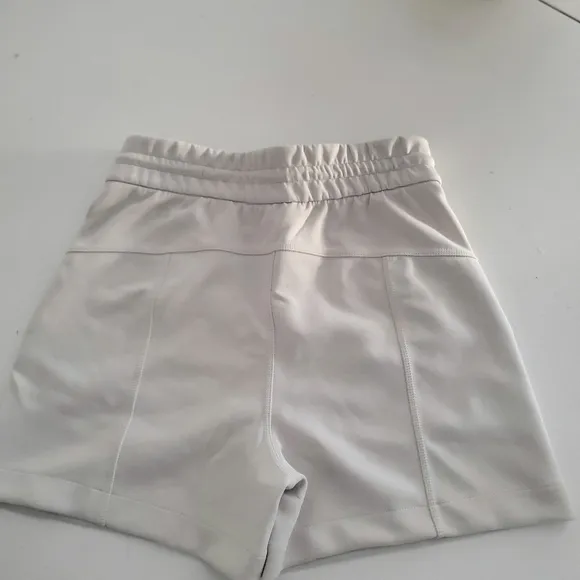Lululemon Softstreme High-Rise Short 4&quot; NEW color: bone size 2