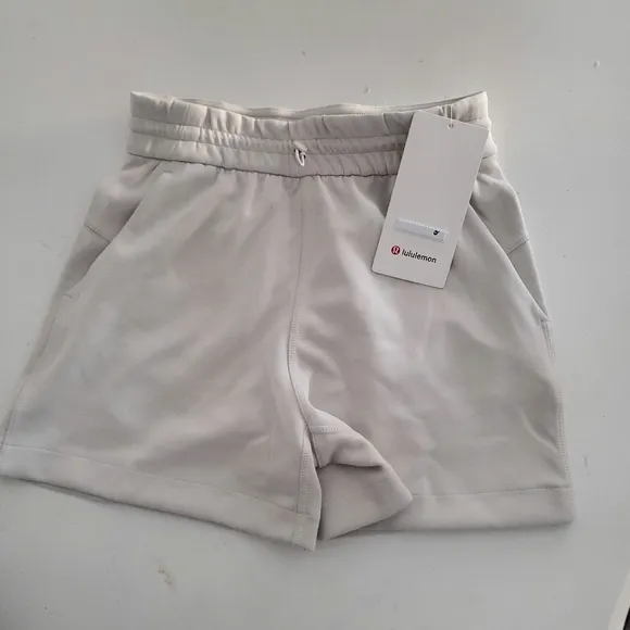 Lululemon Softstreme High-Rise Short 4&quot; NEW color: bone size 2