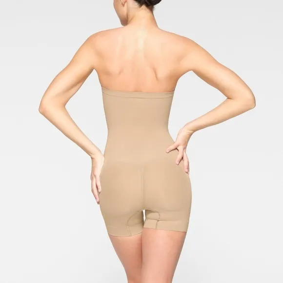 NWOT Skims Seamless Sculpt Strapless Shortie Bodysuit in Clay, Size Medium