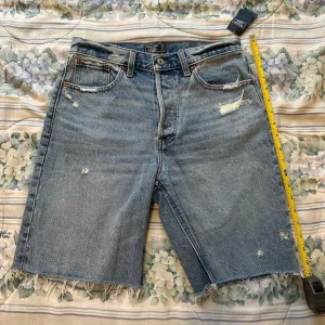 NWT Abercrombie &amp; Fitch Medium Wash Distressed High Rise 5&quot; Short