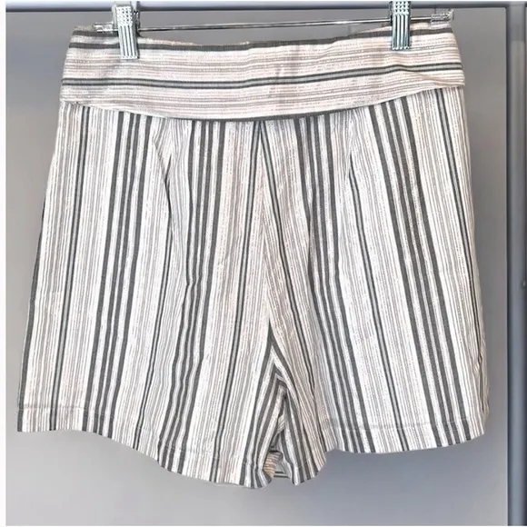 NWT CeCe high waist shorts lined ivory gray striped metallic Sz 6