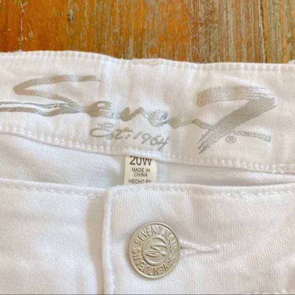 NWT Seven7 White Weekend Bermuda Shorts Size 20W
