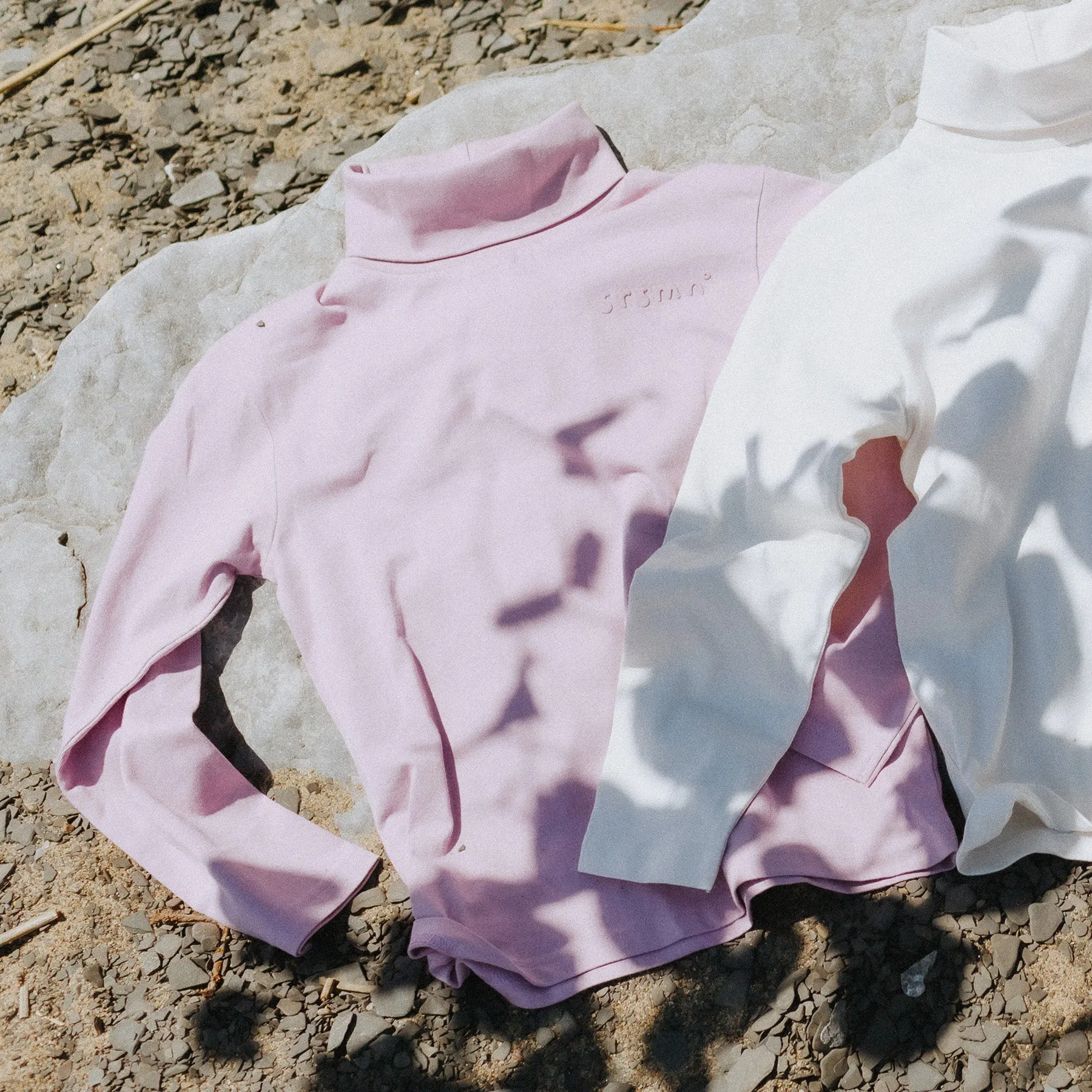 T-shirt mauve pâle à manches longues avec col roulé, enfant || Light purple long sleeves t-shirt with a turtleneck, child