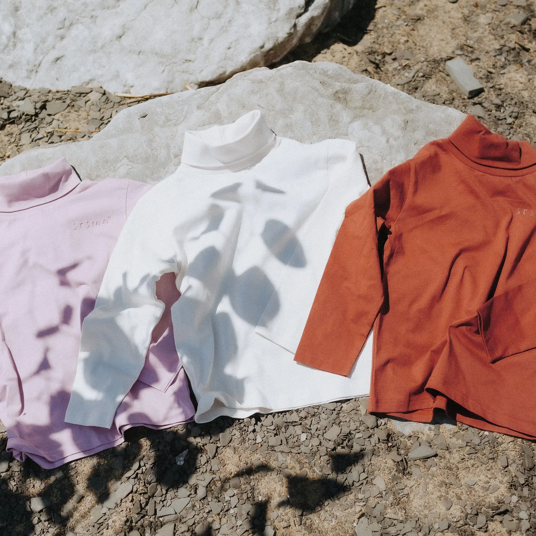 T-shirt mauve pâle à manches longues avec col roulé, enfant || Light purple long sleeves t-shirt with a turtleneck, child